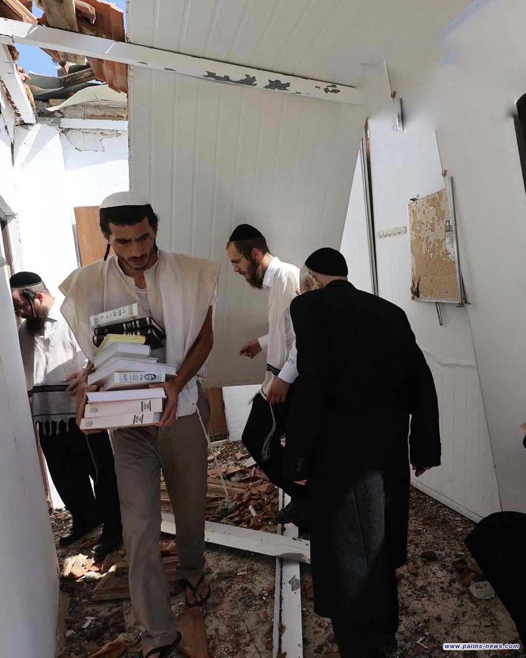 رجال "الحريديم" اليهود المتشددين يتفقدون مواقع طالها القصف الإيراني جنوب تل أبيب.